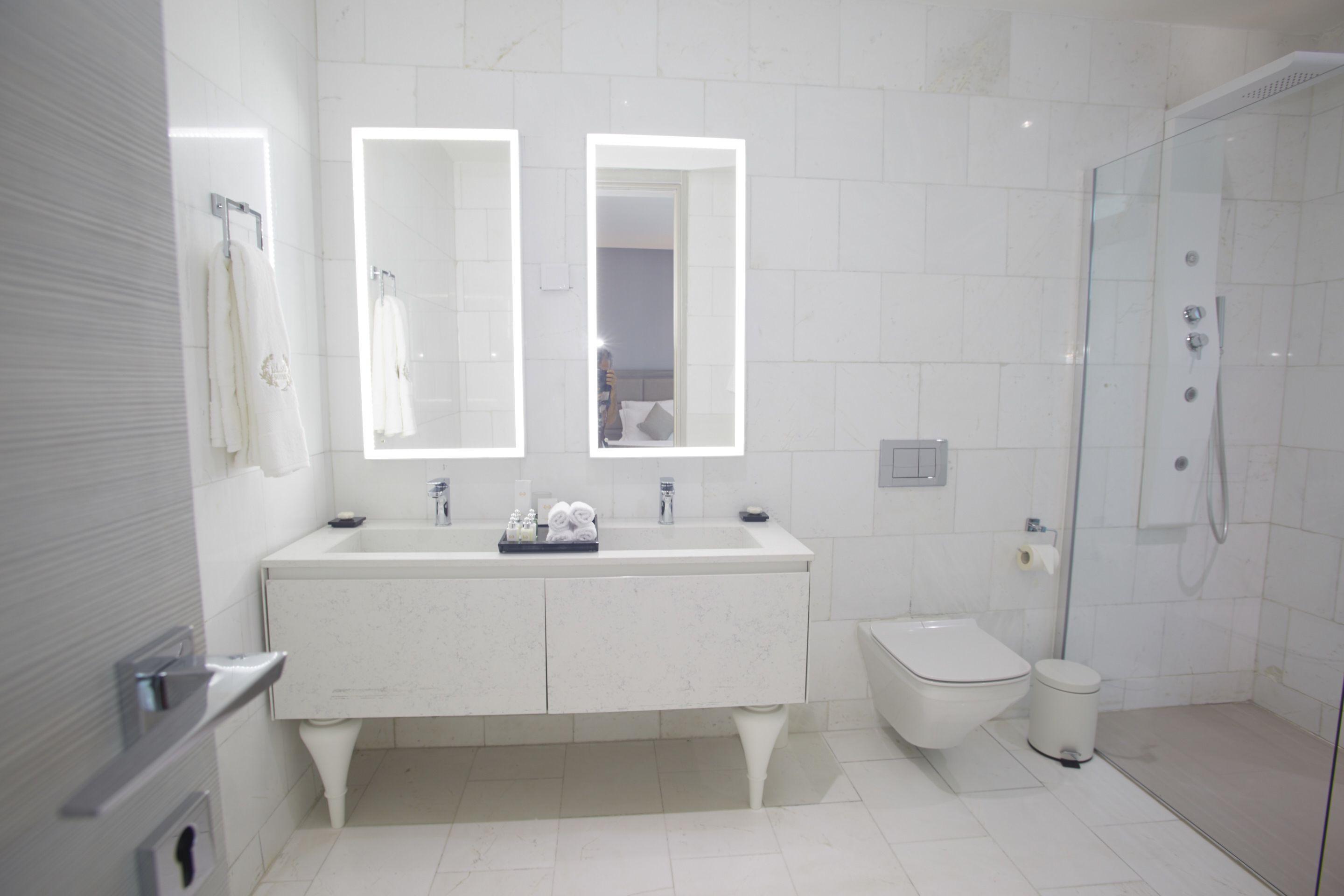presidential apartment, 3 bedrooms | bathroom | shower, free toiletries, bathrobes, slippers