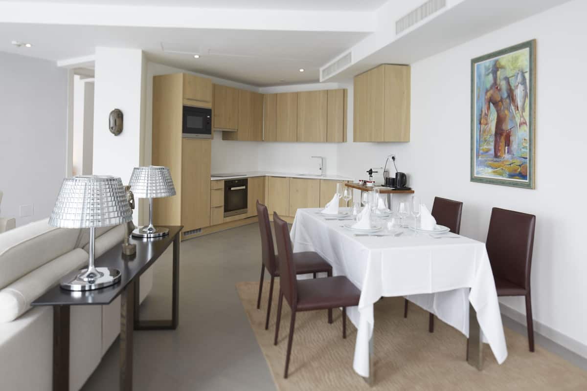 deluxe apartment, 2 bedrooms | private kitchen | fridge, microwave, oven, stovetop