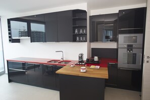 Presidential Apartment, 3 Bedrooms | Private kitchen | Fridge, microwave, oven, stovetop - Elbo Suites (Brazzaville)