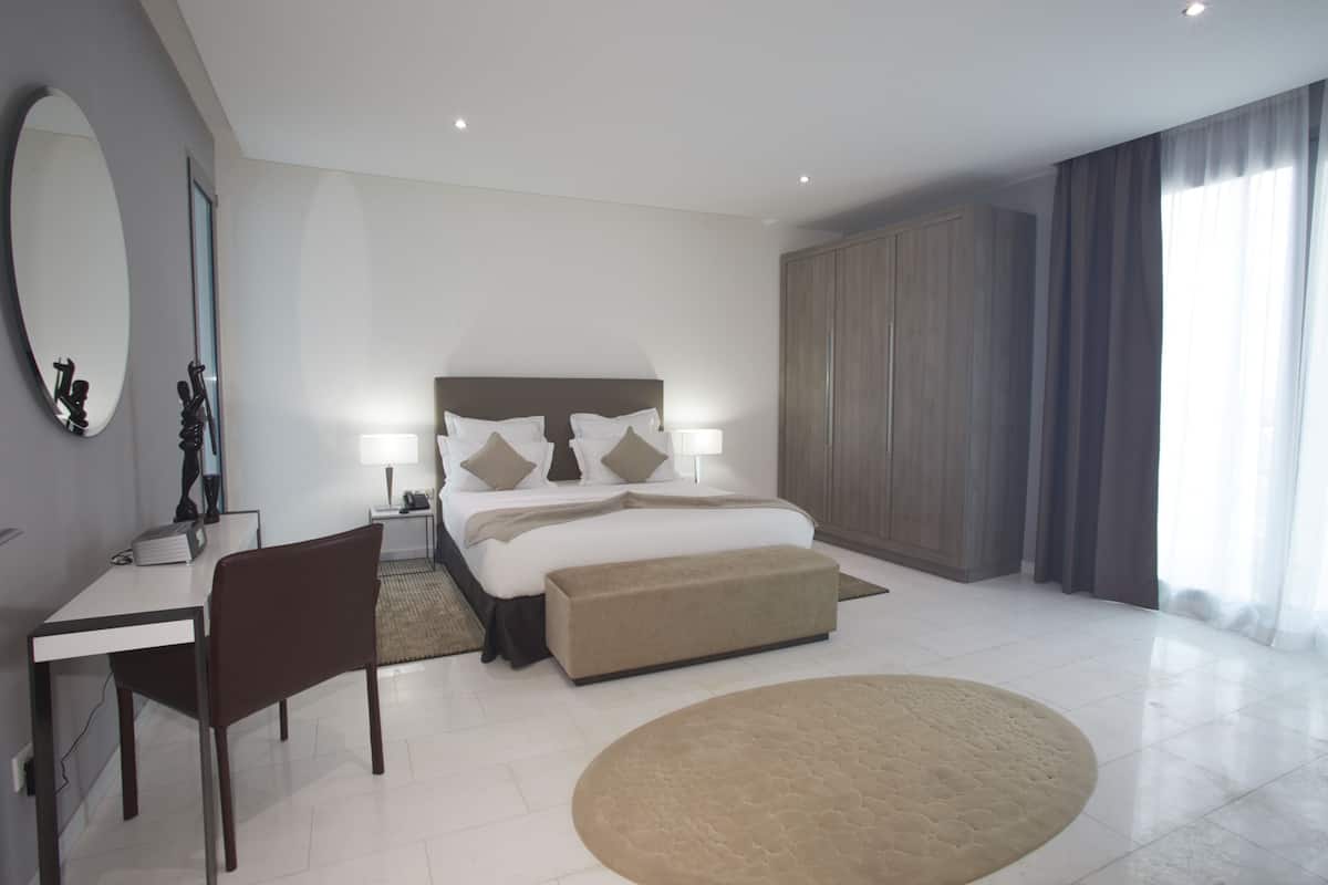 Presidentieel appartement, 3 slaapkamers | Luxe beddengoed, een kluis op de kamer, een bureau