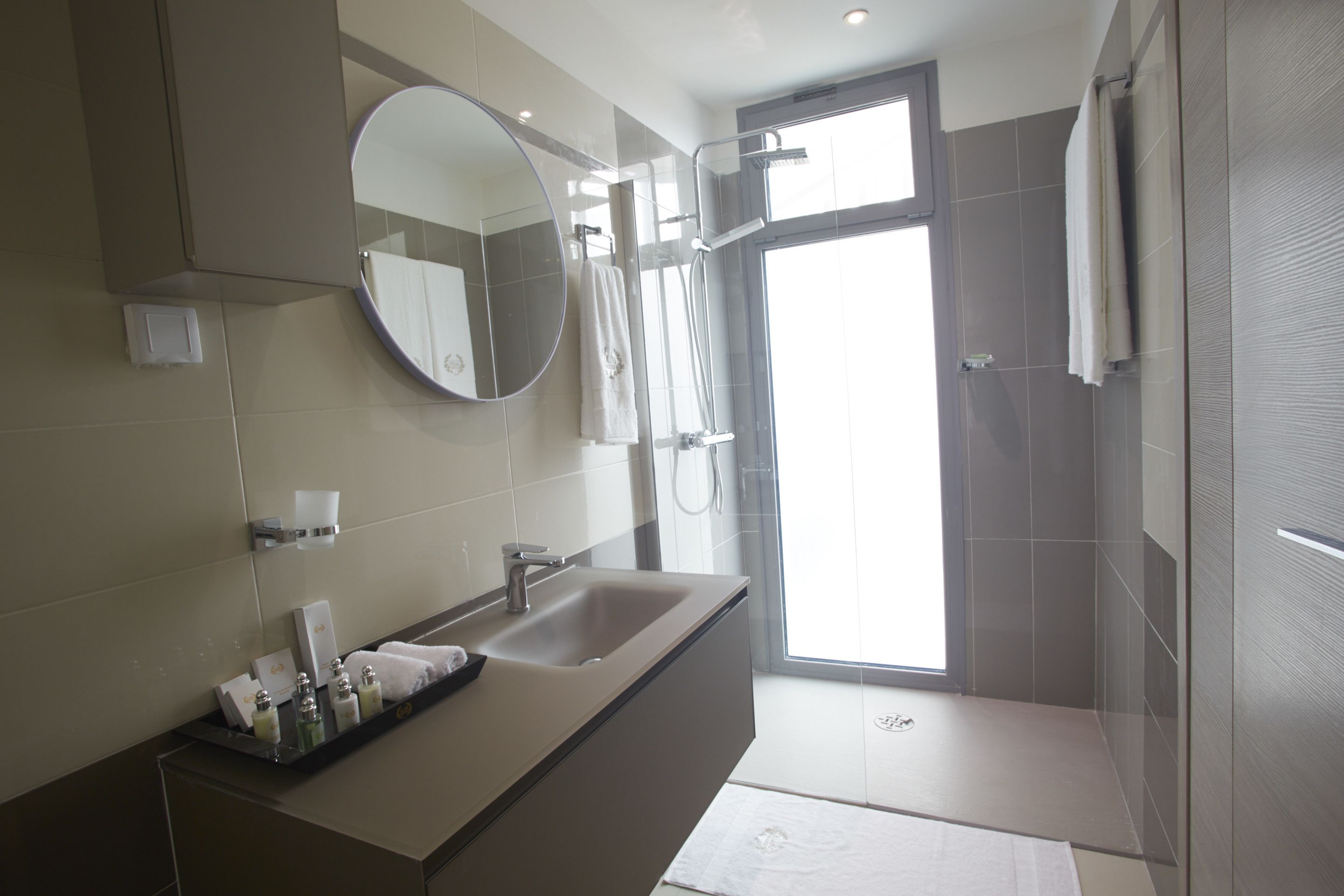 deluxe apartment, 2 bedrooms | bathroom | shower, free toiletries, bathrobes, slippers