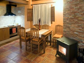 Apartamento, bañera de hidromasaje (El Molí) | Zona de estar | Una Smart TV, una chimenea