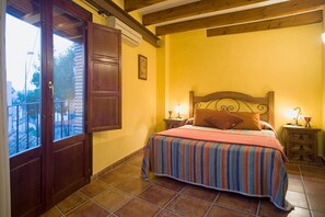 1 habitación, cortinas blackout y tabla de planchar con plancha