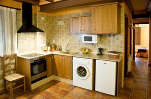 Apartment, Jetted Tub (El Vallet) | Private kitchen - Rural Castell (Torres Torres)