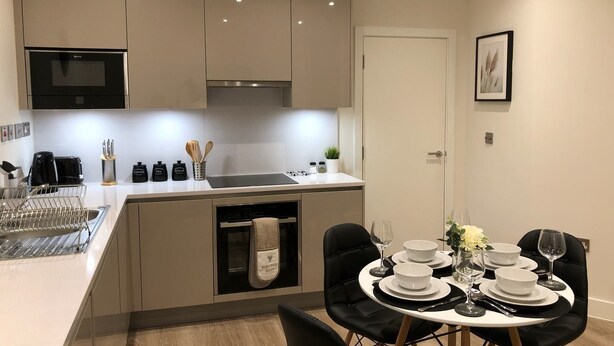Apartment, 1 Bedroom | Private kitchen | Full-size fridge, microwave, oven, stovetop - Kings Reach Reading (Reading)