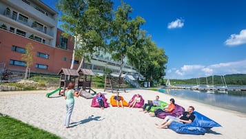 En privat strand, volleyball