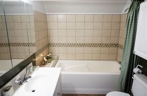 Combined shower/bathtub, hair dryer, towels