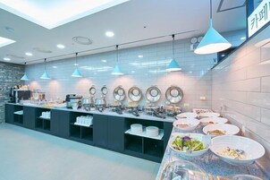 每日供应自助式早餐（每人 KRW 11000）