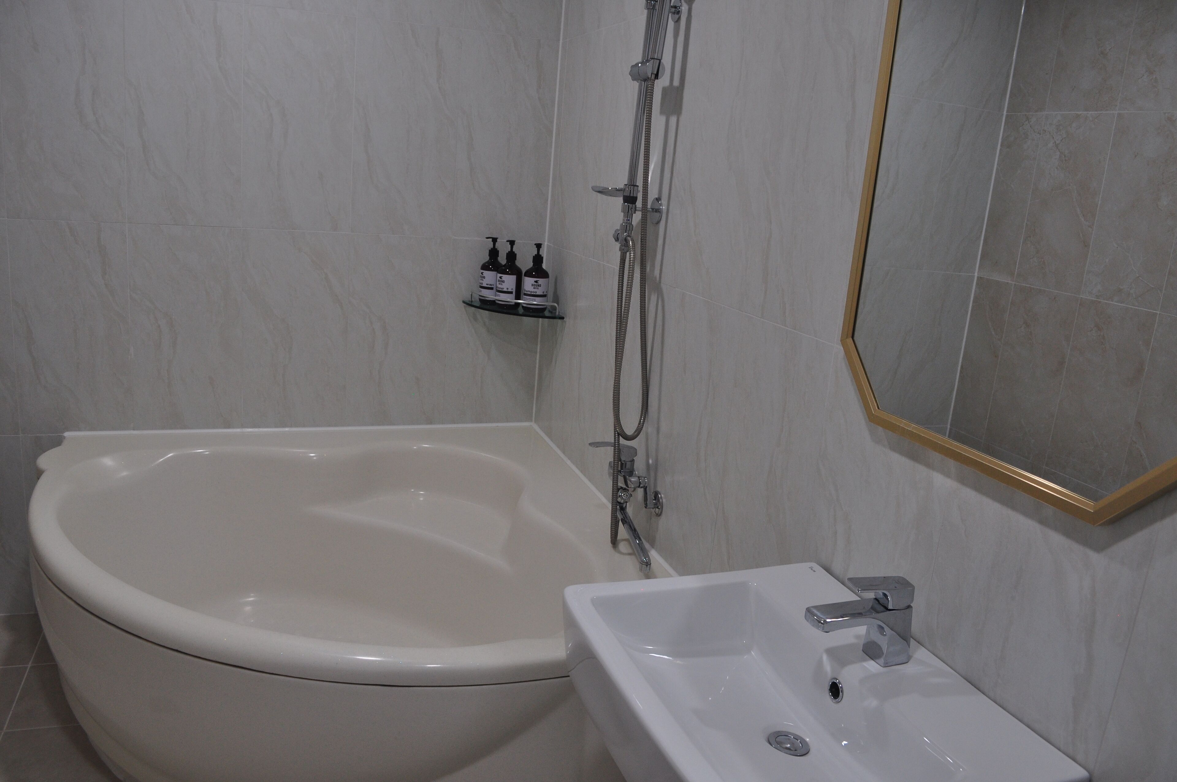 Un baño con bañera, lavabo y ducha.