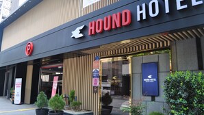 A hotel entrance with a prominent sign reading "HOUND HOTEL" and a parking sign indicating a 5-6 meter parking space. - Hound Hotel Sangmu (Gwangju)