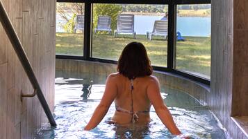 Piscine couverte, cabanons gratuits