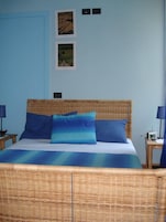 Premium bedding, desk, free cribs/infant beds, free WiFi