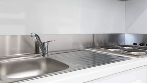 Full-sized fridge, cookware/dishes/utensils - Functional Studio in Camberwell! 3b (London)