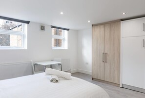 Baðker með sturtu, snyrtivörur án endurgjalds, handklæði