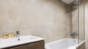 Combined shower/bathtub, free toiletries, towels - Functional Studio in Camberwell! 3b (London)