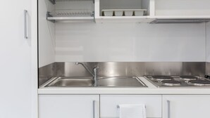 Full-sized fridge, cookware/dishes/utensils - Functional Studio in Camberwell! 3b (London)