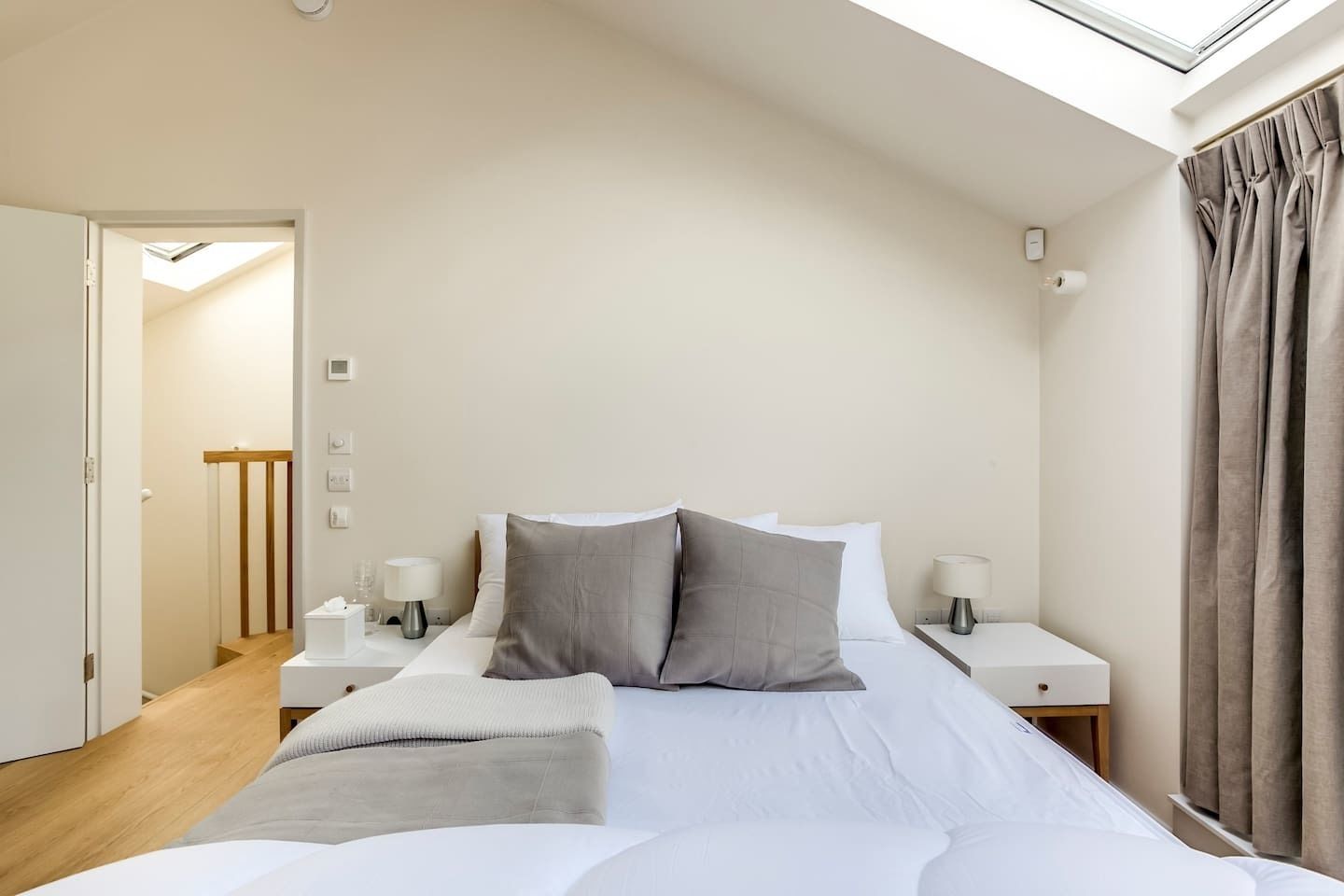 3 室のベッドルーム、高級寝具、アイロン / アイロン台、WiFi (無料)