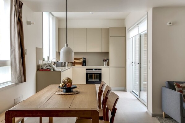 In-room dining - Luxury 3BR Home Wterrace by Kings Cross (London)