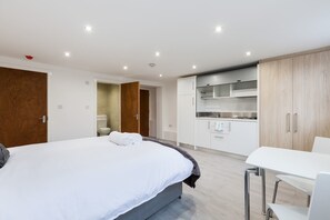 Premium bedding, iron/ironing board, free WiFi