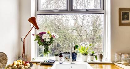 Spacious 3 Bedroom Home in North London W/terrace