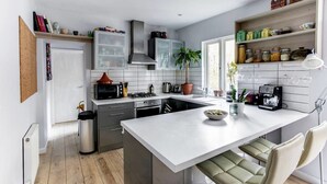 Cookware/dishes/utensils - Bright 3 Bedroom Trendy Home by Hampstead (London)