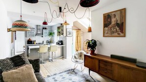 3 bedrooms, premium bedding, iron/ironing board, free WiFi - Bright 3 Bedroom Trendy Home by Hampstead (London)
