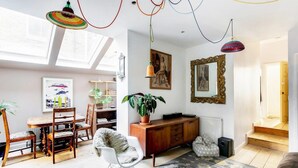 TV - Bright 3 Bedroom Trendy Home by Hampstead (London)