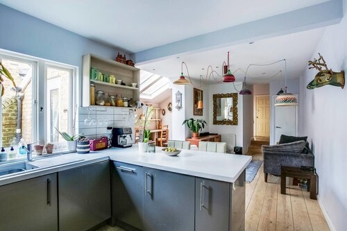 Bright 3 Bedroom Trendy Home by Hampstead