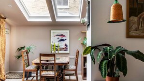 In-room dining - Bright 3 Bedroom Trendy Home by Hampstead (London)