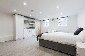 Premium bedding, iron/ironing board, free WiFi