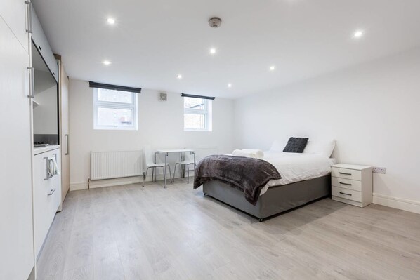 Premium bedding, iron/ironing board, free WiFi