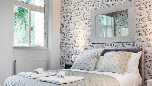 Room - Tastefully Designed & Modern 2bed 2bath w/ Garden (London)