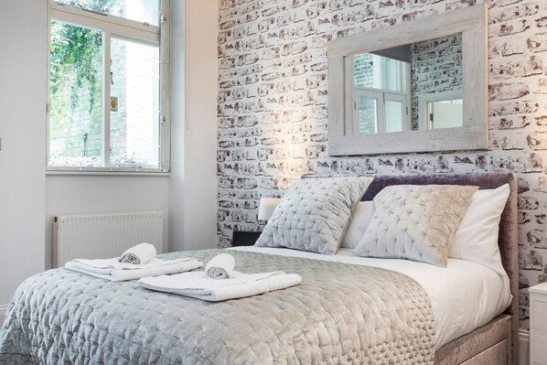 2 bedrooms, premium bedding - Tastefully Designed & Modern 2bed 2bath w/ Garden (London)