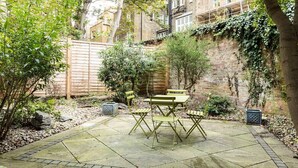 Outdoor dining - Tastefully Designed & Modern 2bed 2bath w/ Garden (London)