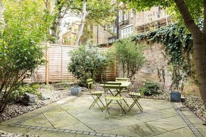 Outdoor dining - Tastefully Designed & Modern 2bed 2bath w/ Garden (London)