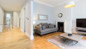 Living area - Tastefully Designed & Modern 2bed 2bath w/ Garden (London)