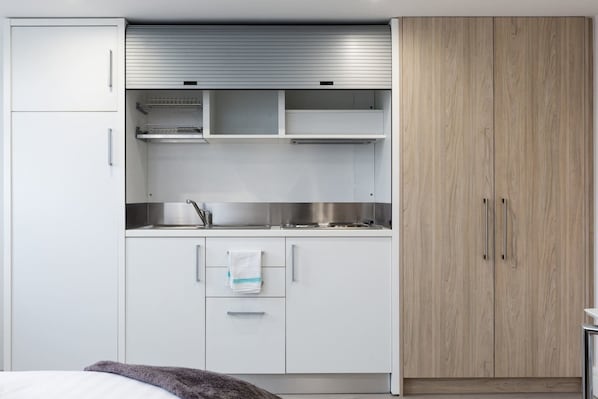 Cookware/dishes/utensils - Convenient Studio - Camberwell! 2d (London)