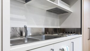 Cookware/dishes/utensils - Convenient Studio - Camberwell! 2d (London)