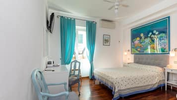 Habitación doble estándar | Edredón, minibar, caja de seguridad en la habitación y escritorio