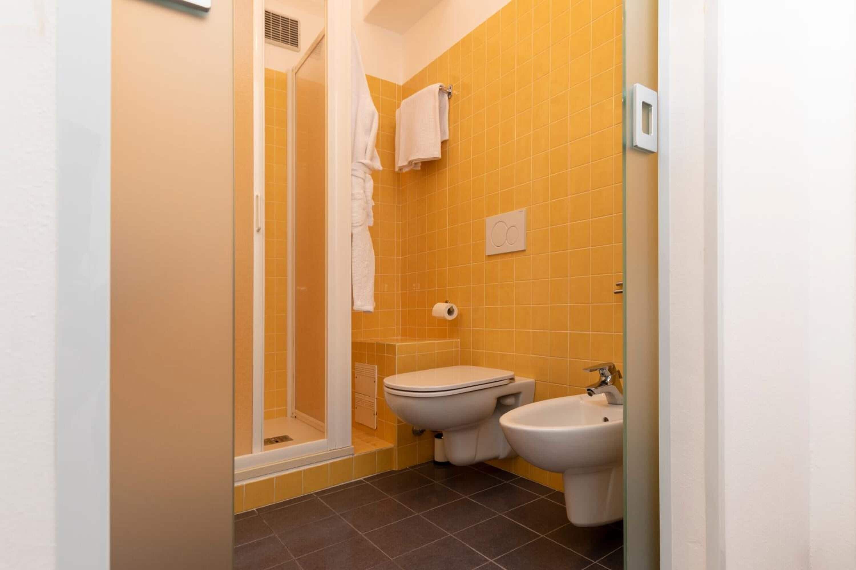 standard double room | bathroom | shower, rainfall showerhead, free toiletries, hair dryer