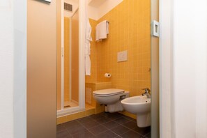 Habitación doble estándar | Baño | Regadera, regadera tipo lluvia, amenidades de baño gratuitas 