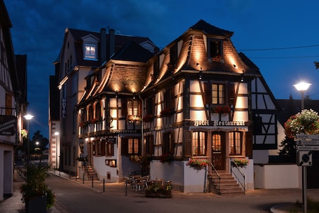 Fachada de la propiedad por la tarde o noche