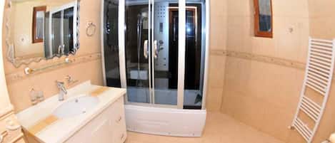 Family Quadruple Room, Private Bathroom | Bathroom