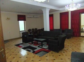 Área de estar no saguão