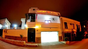 Un hotel amb un senyal que indica que és un 