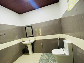 Luxury Room, 1 Bedroom, Hill View | Bathroom | Shower, rainfall showerhead, free toiletries, bathrobes - Fairview Dill homestay (Sigiriya)
