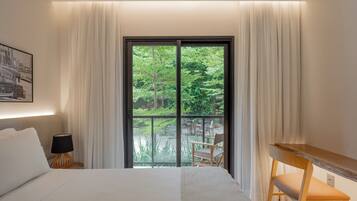 Chambre Double Deluxe pour 1 personne, vue piscine | Coffres-forts dans les chambres, rideaux occultants, Wi-Fi gratuit