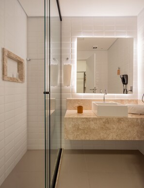 Douche, douche à « effet pluie », articles de toilette gratuits