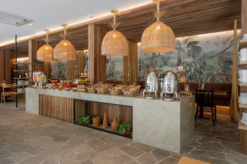 Café da manhã com buffet grátis todos os dias