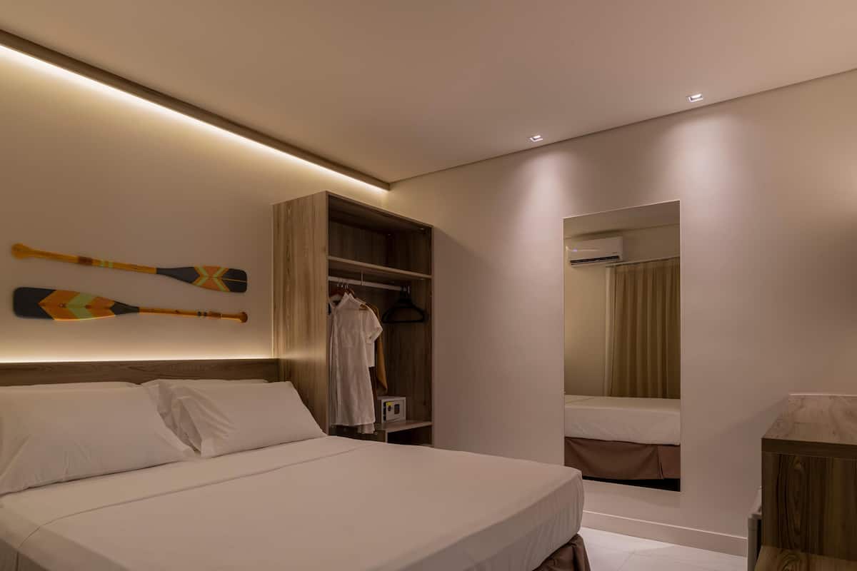 1 slaapkamer, een kluis op de kamer, verduisterende gordijnen